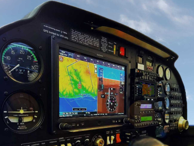Avionique moderne : EFIS vs GPS Garmin, que choisir pour votre avion léger ?